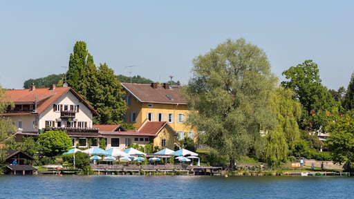 Panorama of Weßling with beer garden, church and lake.