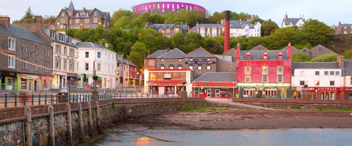 Oban que incluye una ciudad costera