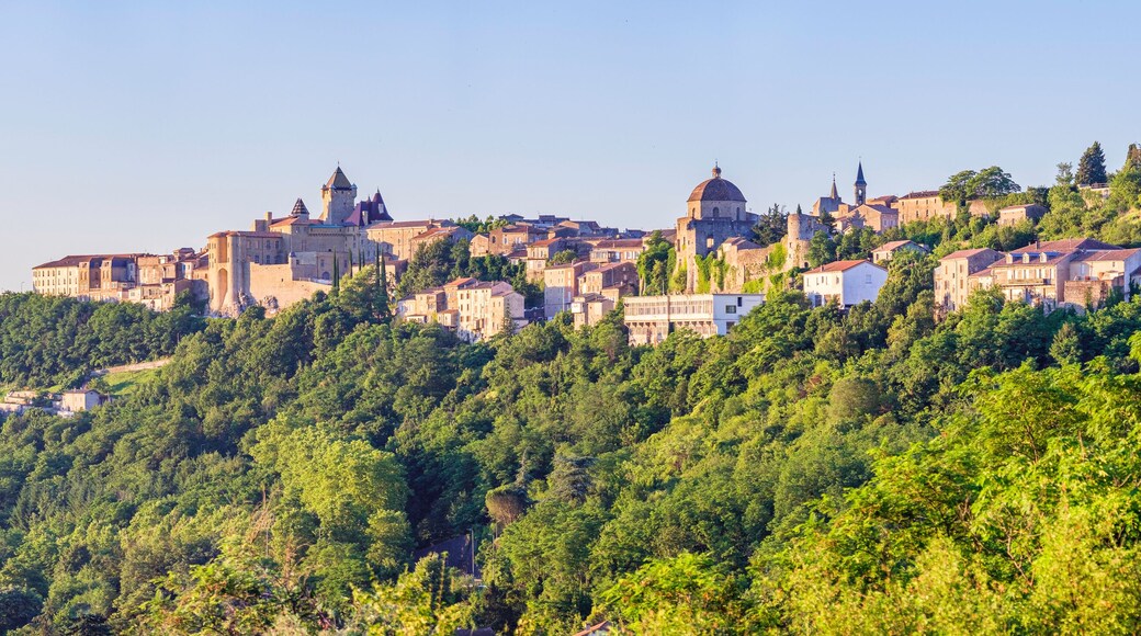 France, Ardèche (07), la ville d'Aubenas sur un éperon rocheux, dominant la vallée de l'Ardèche.