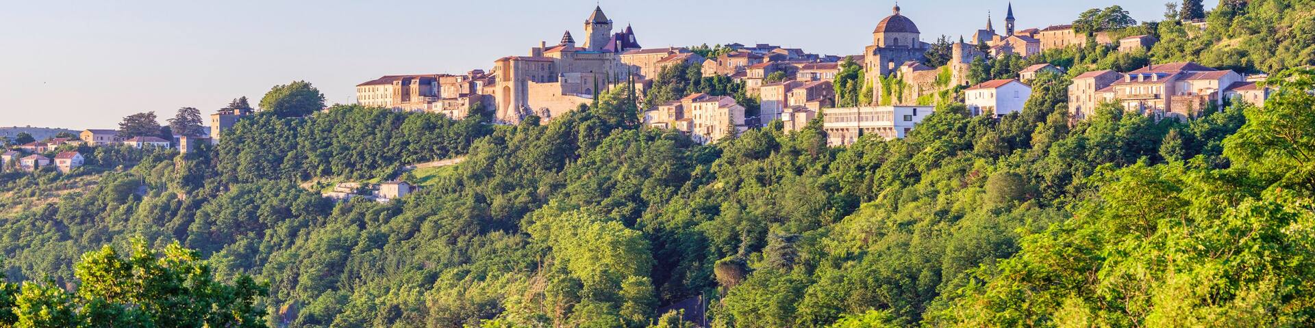 France, Ardèche (07), la ville d'Aubenas sur un éperon rocheux, dominant la vallée de l'Ardèche.
