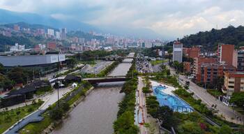La ciudad de Medellín vista desde parques del rio