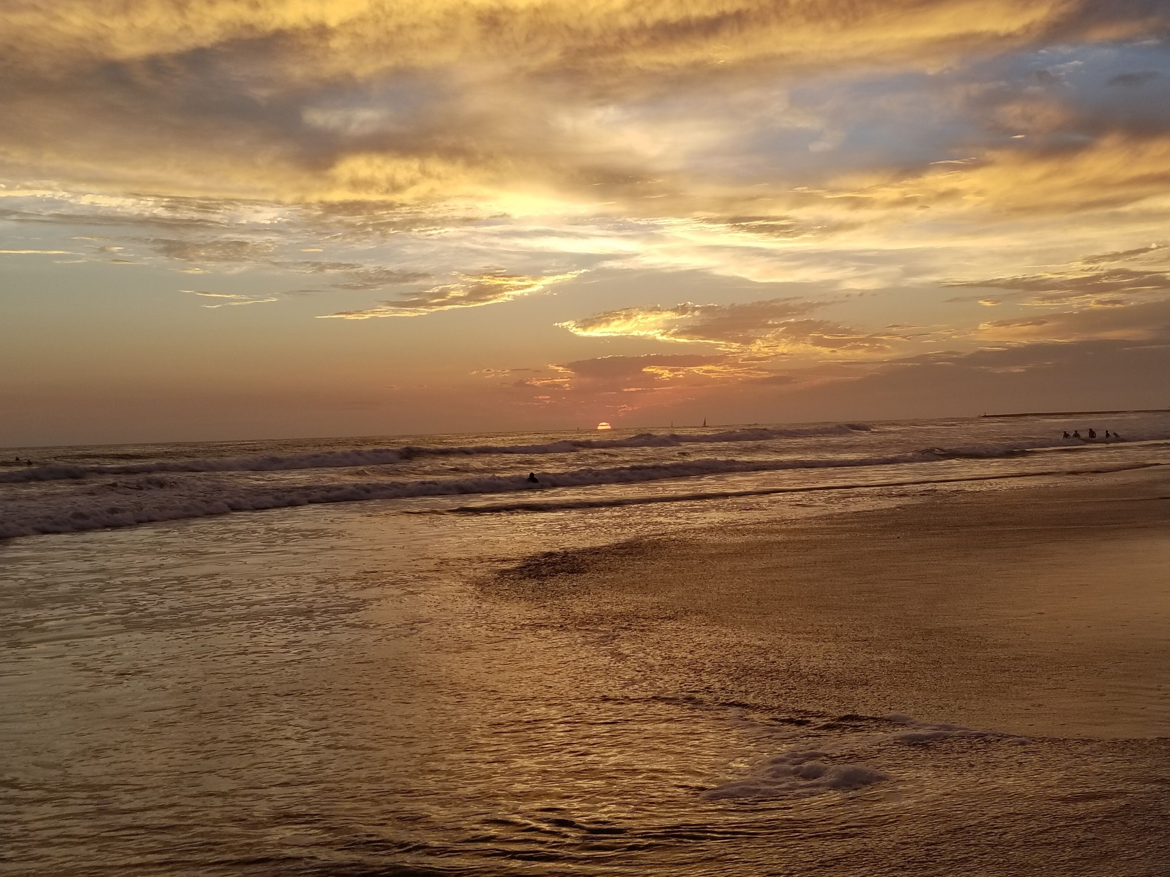 Beautiful place to see the sunset!!  :)
#Golden 
#Perspectives
#Nature
#Celebrate World Photo Day