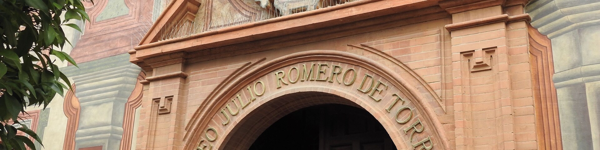 #cordoba #spain #troveontuesday
Pequeno museu com as obras de Júlio Romero de Torres. O próprio museu foi a casa do pintor. O artista retrata a maioria das vezes mulheres belíssimas, a maioria suas amigas, tendo como fundo a cidade de Córdoba.
Small museum with the works of Julio Romero de Torres. The museum itself was the painter's house. The artist portrays most of the time beautiful women, most of them were his friends, having as background the city of Cordoba.