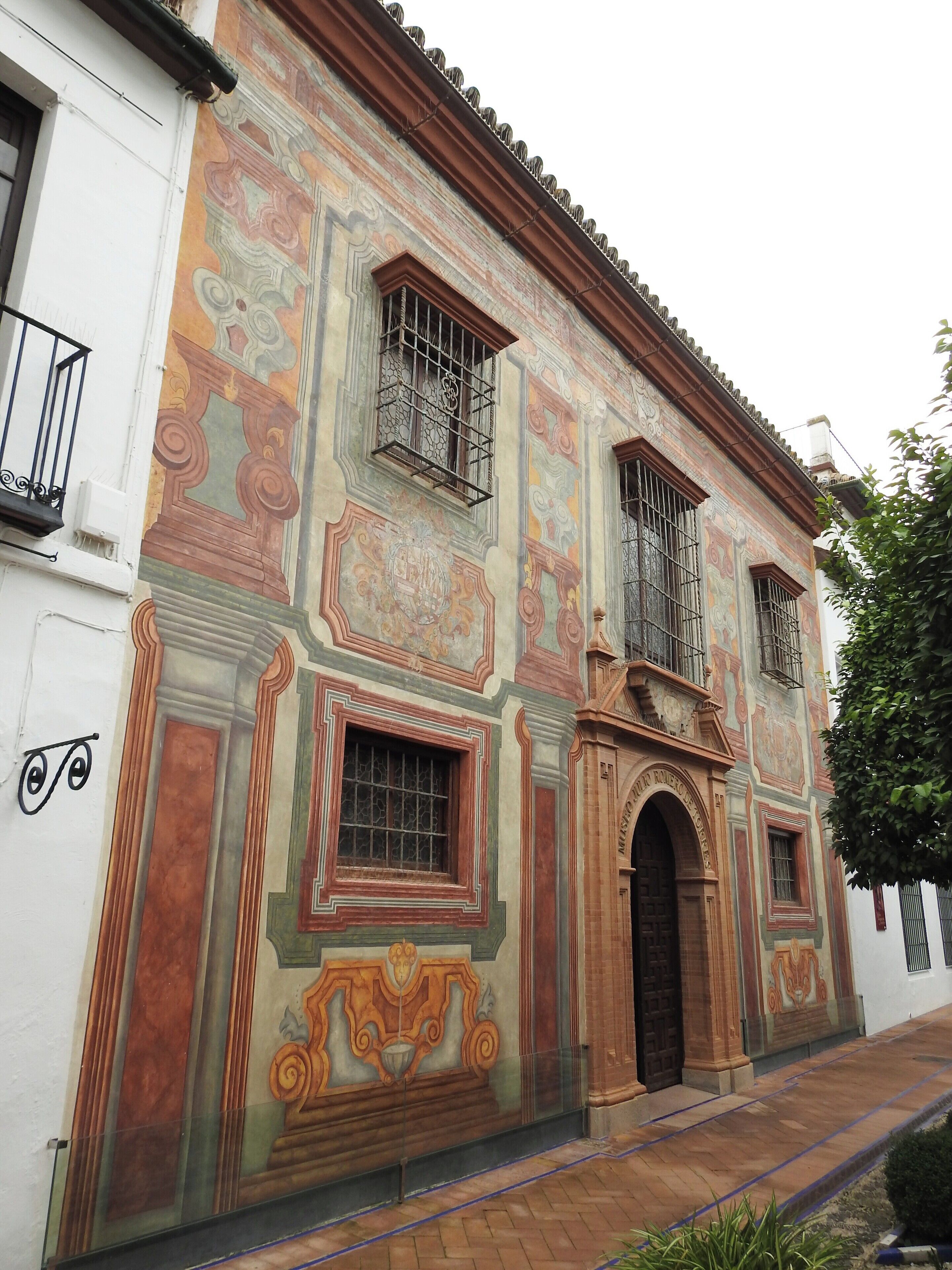 #cordoba #spain #troveontuesday

Pequeno museu com as obras de Júlio Romero de Torres. O próprio museu foi a casa do pintor. O artista retrata a maioria das vezes mulheres belíssimas, a maioria suas amigas, tendo como fundo a cidade de Córdoba.

Small museum with the works of Julio Romero de Torres. The museum itself was the painter's house. The artist portrays most of the time beautiful women, most of them were his friends, having as background the city of Cordoba.