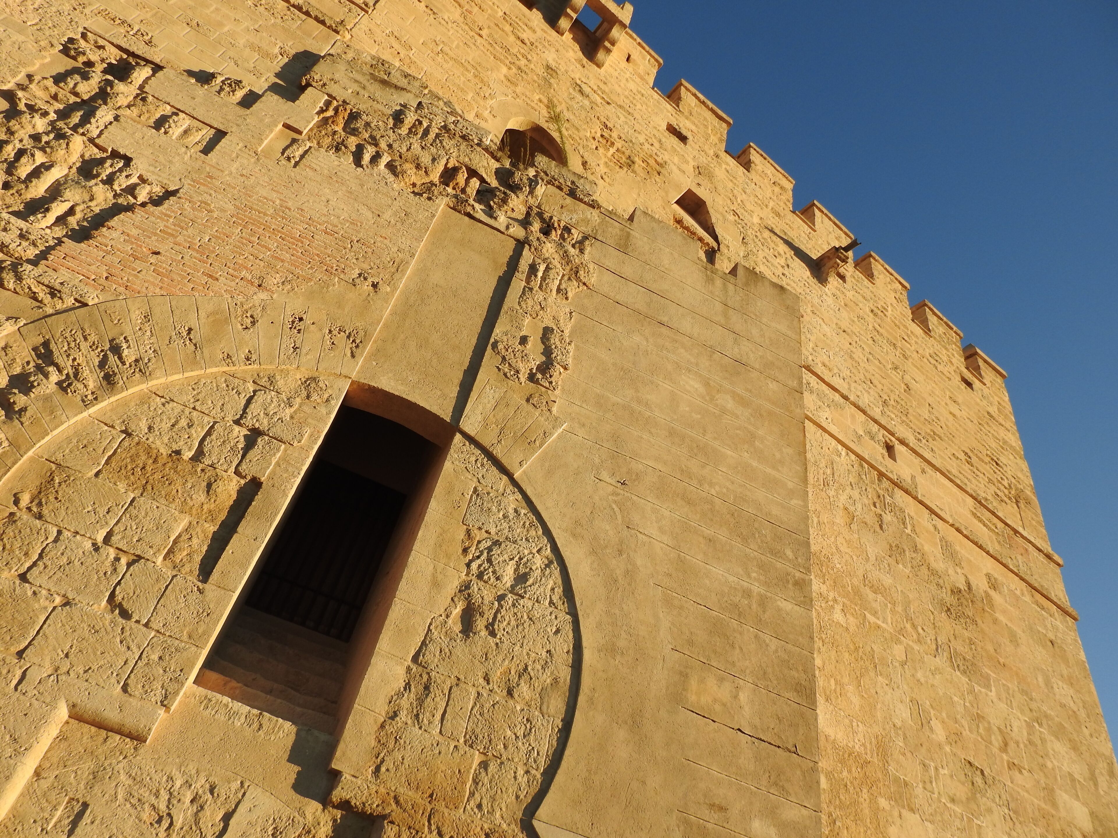 #cordoba #spain #tower #torre #TroveOnTuesday

Esta fortaleza é de origem islâmica e foi construída para servir de entrada e proteção da Ponte Romana. Encontra-se do lado esquerdo do rio Guadalquivir. Hoje tem instalado nela o Museu Vivo de al-Ándalus que mostra a convivência das culturas cristã, muçulmana e judaica do século  IX ao século XIII. Faz parte do Centro Histórico de Córdoba que é considerado Patrimônio Histórico pela UNESCO.

This fortress is of Islamic origin and was built to serve as entrance and protection of the Roman Bridge. It is on the left side of the river Guadalquivir. Today it has installed in it the Living Museum of al-Ándalus that shows the coexistence of Christian, Muslim and Jewish cultures from the 9th to the 13th century. It is part of the Historic Center of Cordoba which is considered a UNESCO World Heritage Site.