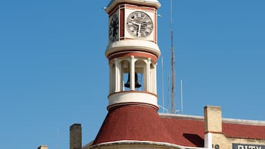 Um edifício histórico com uma torre do relógio e uma placa que diz 'Câmara Municipal'.