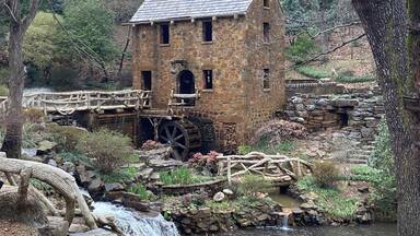 The Old Mill in North Little Rock, Arkansas was built in 1933. It appeared in the opening scene of 1939’s Gone With the Wind
#historyphotocontest #history #theoldmill