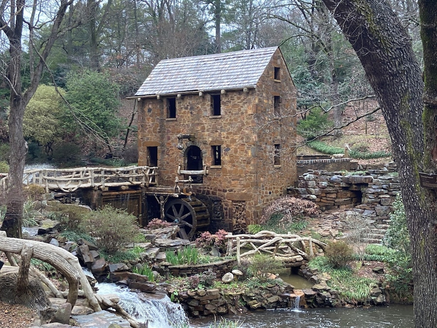 The Old Mill in North Little Rock, Arkansas was built in 1933. It appeared in the opening scene of 1939’s Gone With the Wind
#historyphotocontest #history #theoldmill