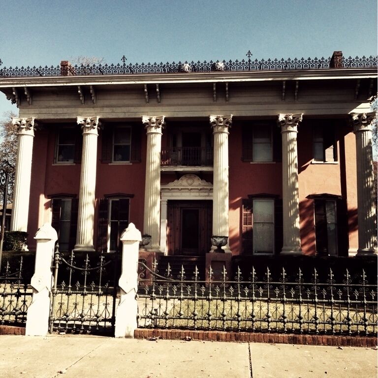 Built in 1850 by James A. Chapman. This Roman Revival home has a stuccoed facade and has six large Corinthian columns. The Italianate embellishments were added after 1877. The house was given to the Historic Columbus Foundation.