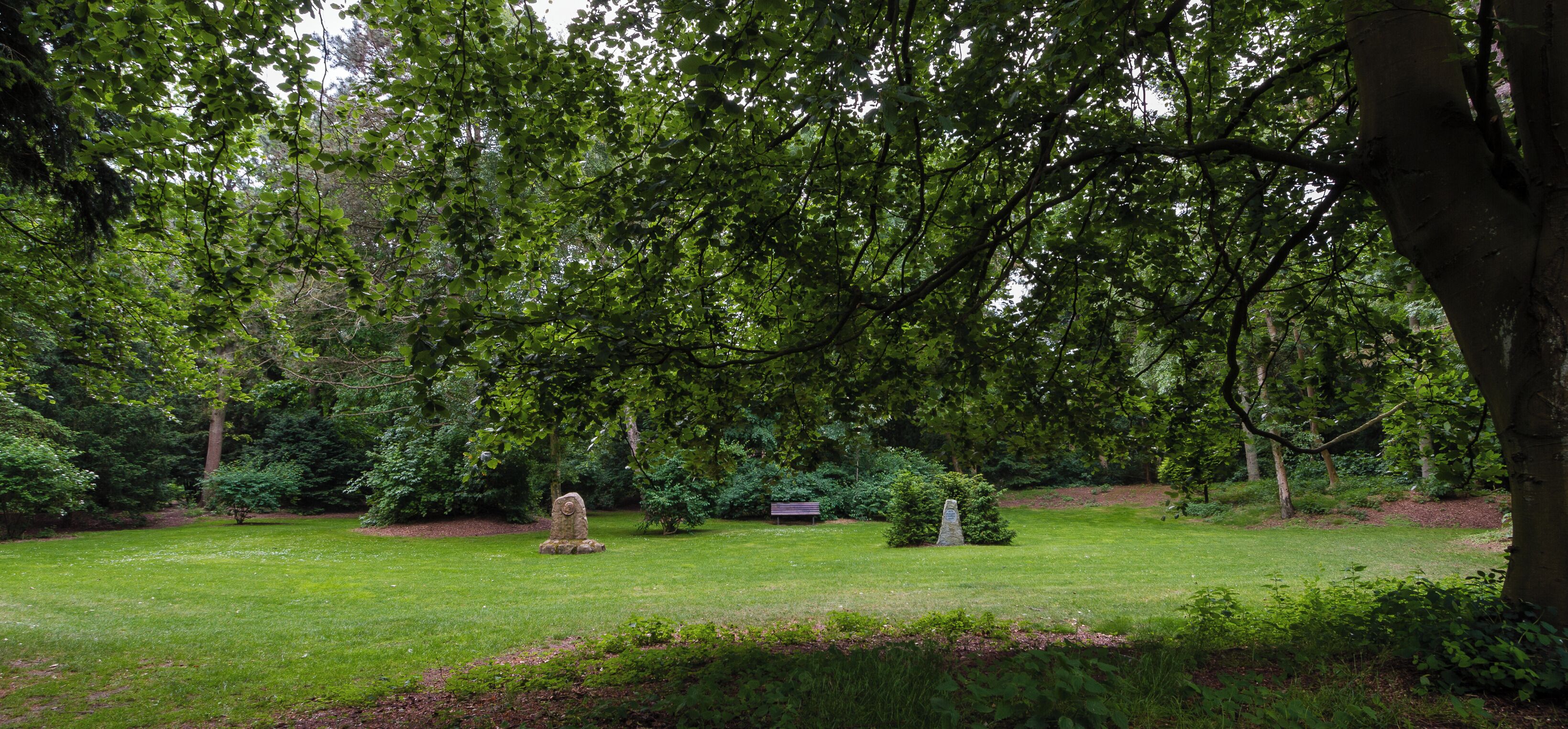 Designation: Spa gardens Location: Gmelinstraße House number: 25 Place: Wyk, Collective municipality Föhr-Amrum, District Nordfriesland, Schleswig-Holstein, Federal Republic of Germany Construction time: 1898 Description: The North Sea spa gardens was created by Dr. Carl Gmelin as wind protection and recreational offer for the sanatorium guests, architect: August Endell. Redesign from 1900, since 1983 in the possession of the town Wyk. Object identification: 4048