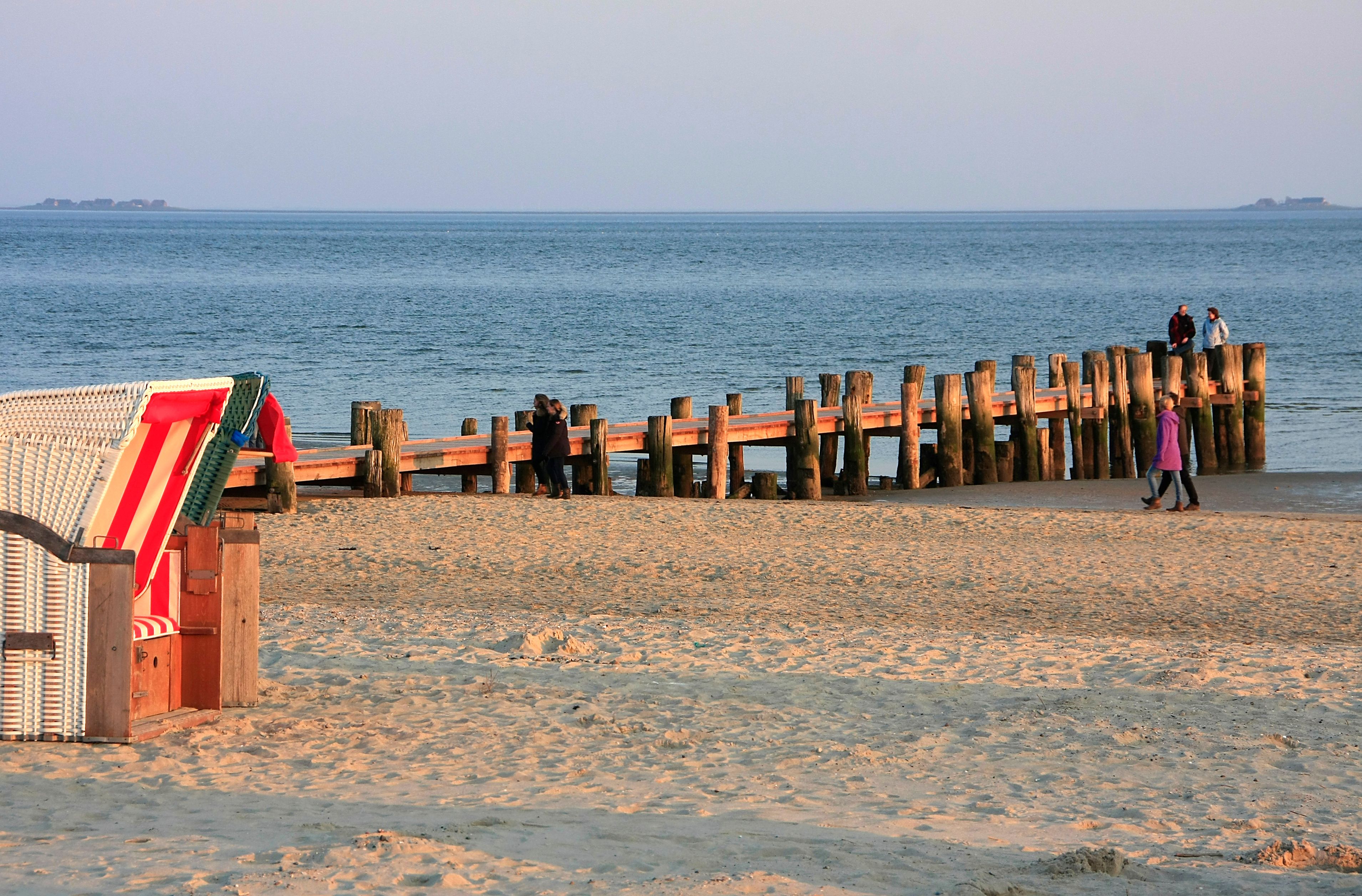 Abendstimmung am Meer bei Wyk auf Foehr. Schleswig-Holstein, Deutschland, Europa   --. 
Evening mood by the sea at Wyk auf Foehr. Schleswig-Holstein, Germany, Europe