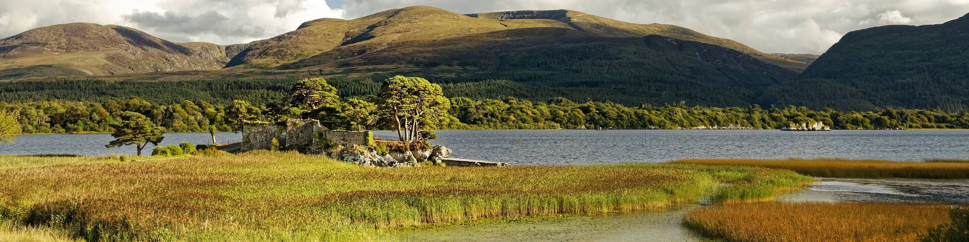 Blick auf Lough Leane mit der Ruine von Castlelough Castle