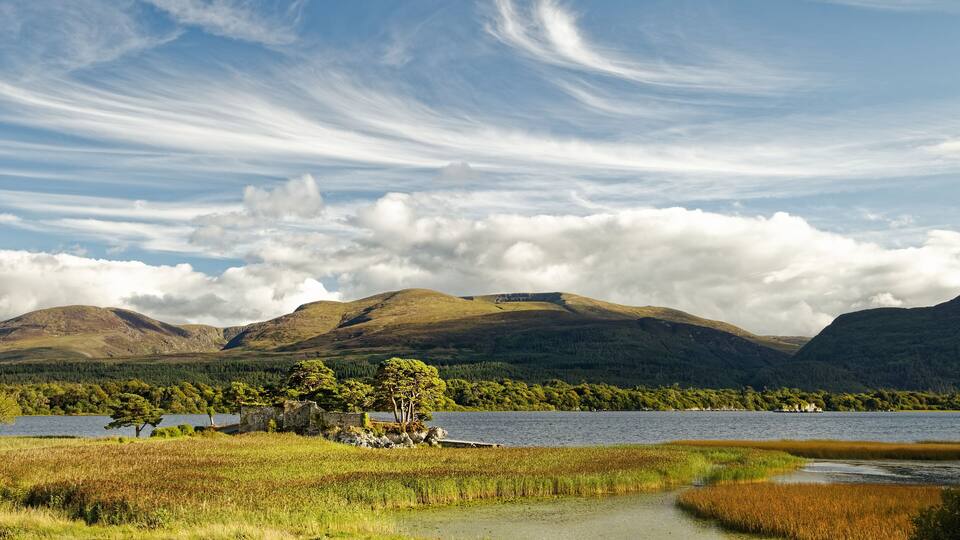 Blick auf Lough Leane mit der Ruine von Castlelough Castle