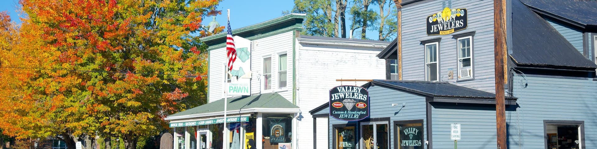 Conway que inclui uma cidade pequena ou vila e cores do outono