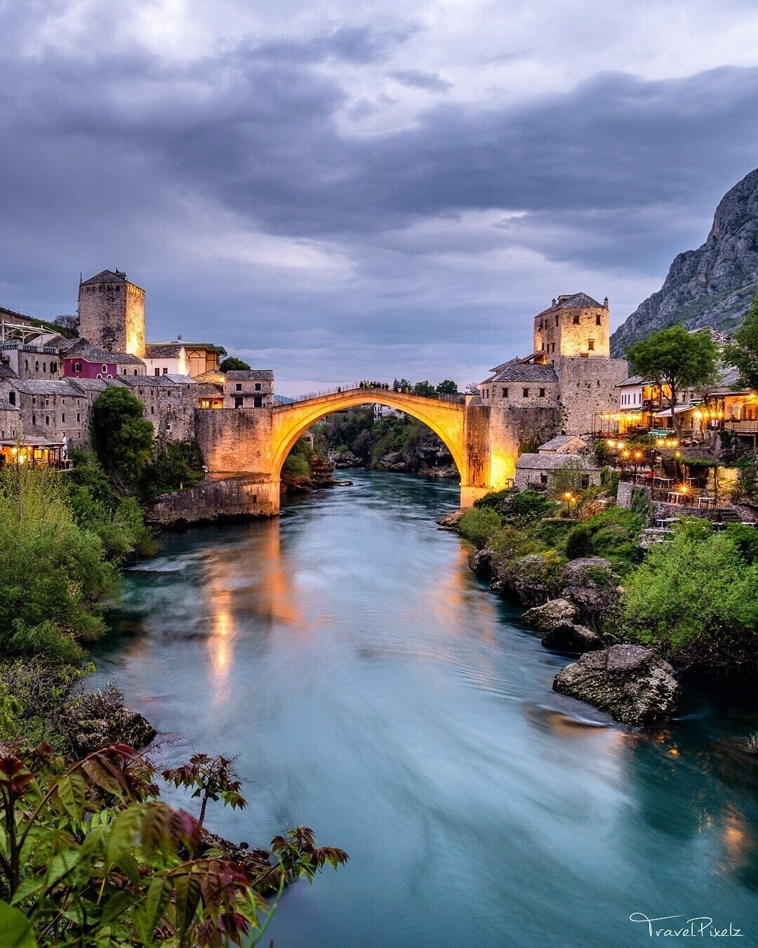 The last one from Mostar before we move on to Sarajevo. And it’s this bridge again, the UNESCO world heritage of Stari Most. This time as seen from the gardens of Koski Mehmed Pašina Mosque.
.
#mostar #bosniaherzegovina #starimost #oldbridge #culture #architecture #bridge