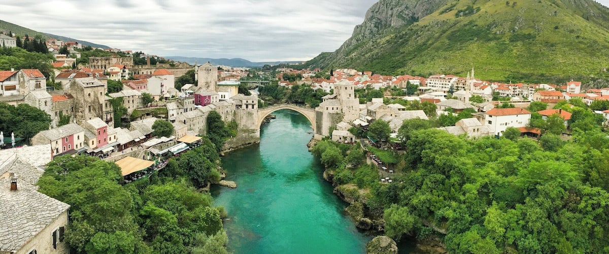 #stunningstructures #mostar #bosniaherzegovina #balkan #green
What could be more iconic that the Stari Most of Mostar in Bosnia and Herzegovina? Looking at this town it is hard to believe that this ethnically integrated crossroad settlement became a victim to politics that managed to divide the entire town along the length of the river with the Croats and Bosnian Muslims each living on either side of the Stari Most with separate lives and minimal integration.