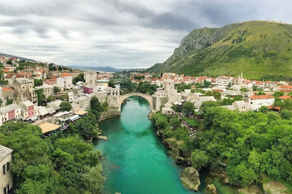 #stunningstructures #mostar #bosniaherzegovina #balkan #green
What could be more iconic that the Stari Most of Mostar in Bosnia and Herzegovina? Looking at this town it is hard to believe that this ethnically integrated crossroad settlement became a victim to politics that managed to divide the entire town along the length of the river with the Croats and Bosnian Muslims each living on either side of the Stari Most with separate lives and minimal integration.