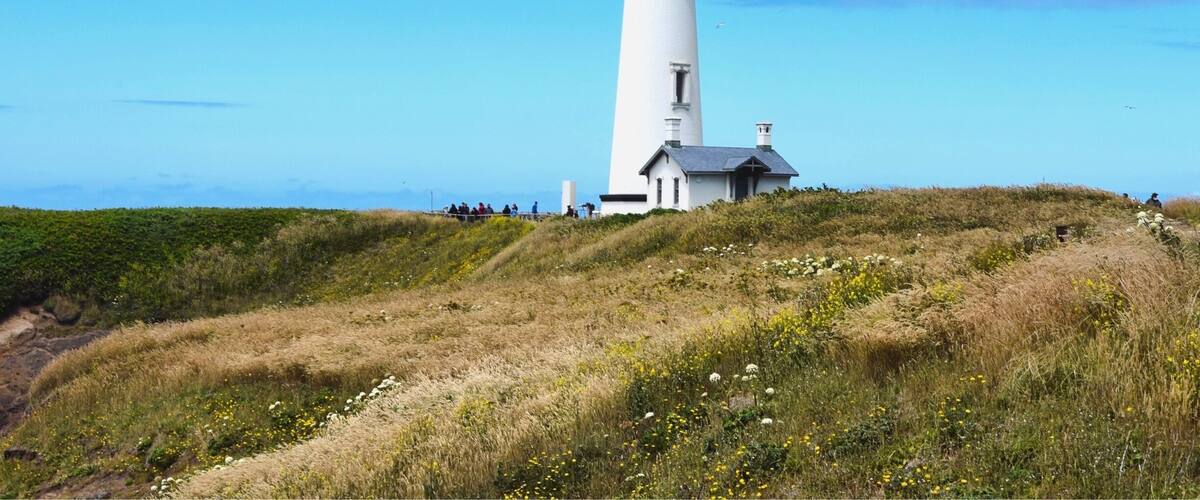 Yaquina lighthouse, the lighthouse that was used as setting for the lighthouse in 'the ring'. This was one of my favorite spots during a trip from last summer along the Oregon coast. #yaquinaheadlighthouse #lighthouse #oregon #oregoncoast #pacificnorthwest #yaquinahead #traveloregon #oregonexplored #travel #travelgram #travelphotography #dreamy #landscapephotography #wanderlust #roadtrip #nikon #nikond7200 #landscape_capture #artofvisuals #nikonphotography #throwback #picturesque #picoftheday #nikonphotography
