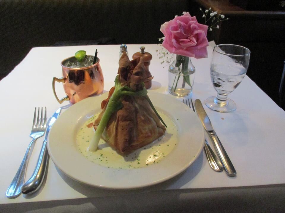 Dinner at the Hemingway Bistro in the lower level of The Write Inn.  Built in 1926, it was one of the places that Hemmingway hung out. 
This phylo pouch was filled with spinach, mushroom pate, roasted red peppers and goat cheese, set in a bed of garlic sauce and tied up with a leek.
I scrimp on breakfast and lunch to feel less guilty about splurging on dinner. It was also a perfect end to my day of touring Frank Lloyd Wright homes in Oak Park.