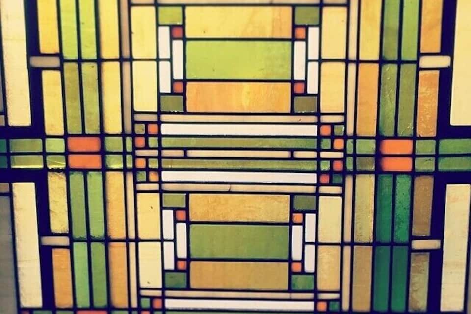 Una vidriera con diseños geométricos y varios colores.