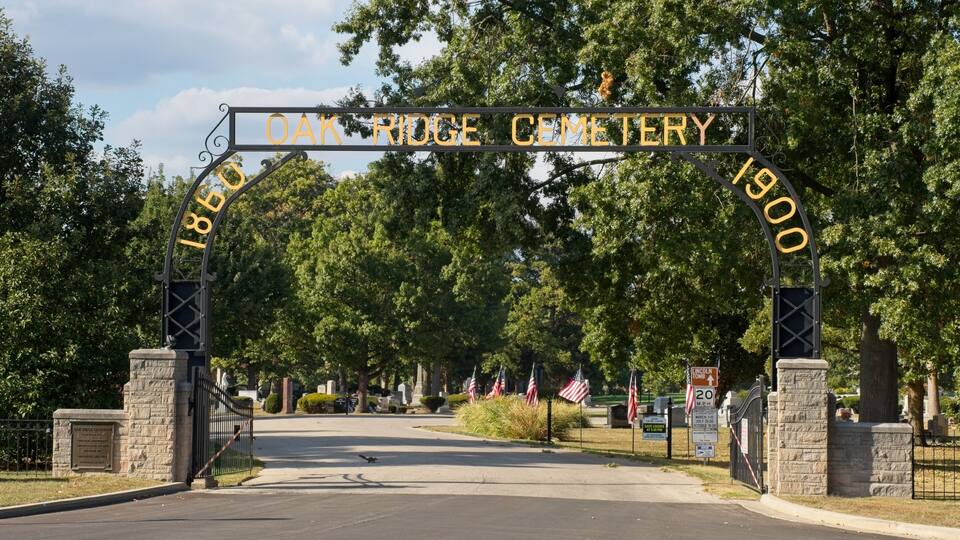 The entrance to Oak Ridge Cemetery with a sign indicating it was established in 1900.
