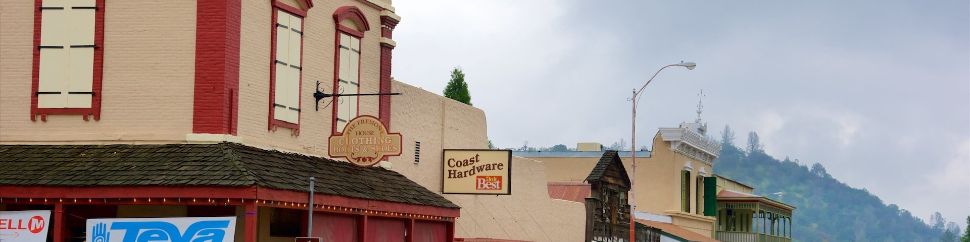 Mariposa showing a small town or village and heritage elements