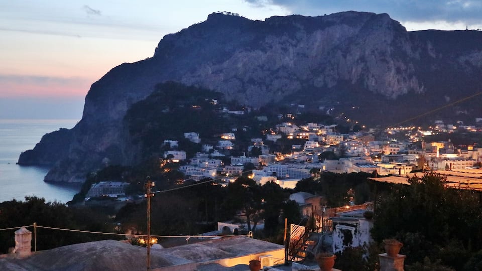 Capri - Scorcio del borgo da Via Matermania al tramonto