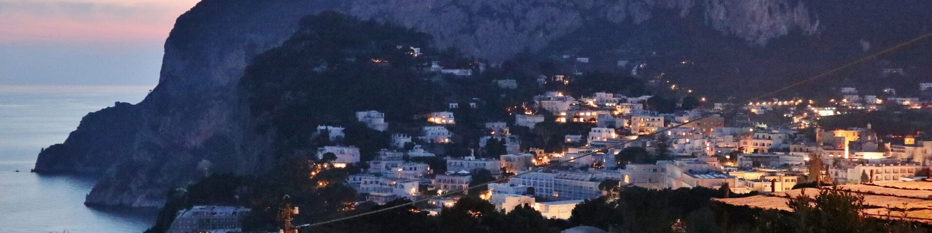 Capri - Scorcio del borgo da Via Matermania al tramonto