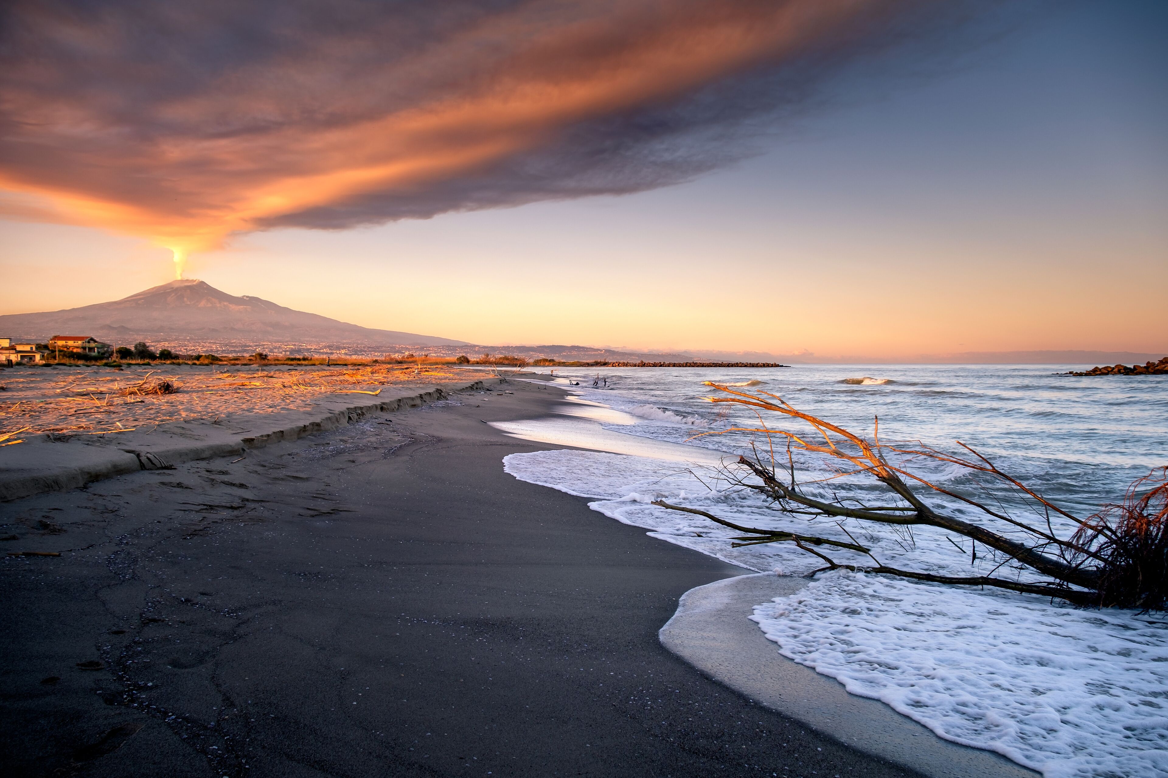 Spectacular volcanic ash plume