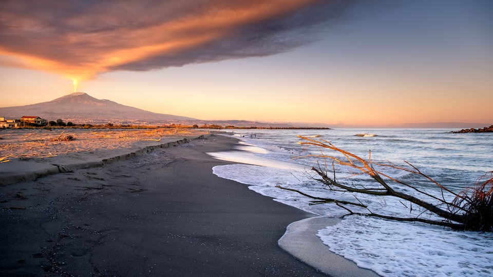 Spectacular volcanic ash plume