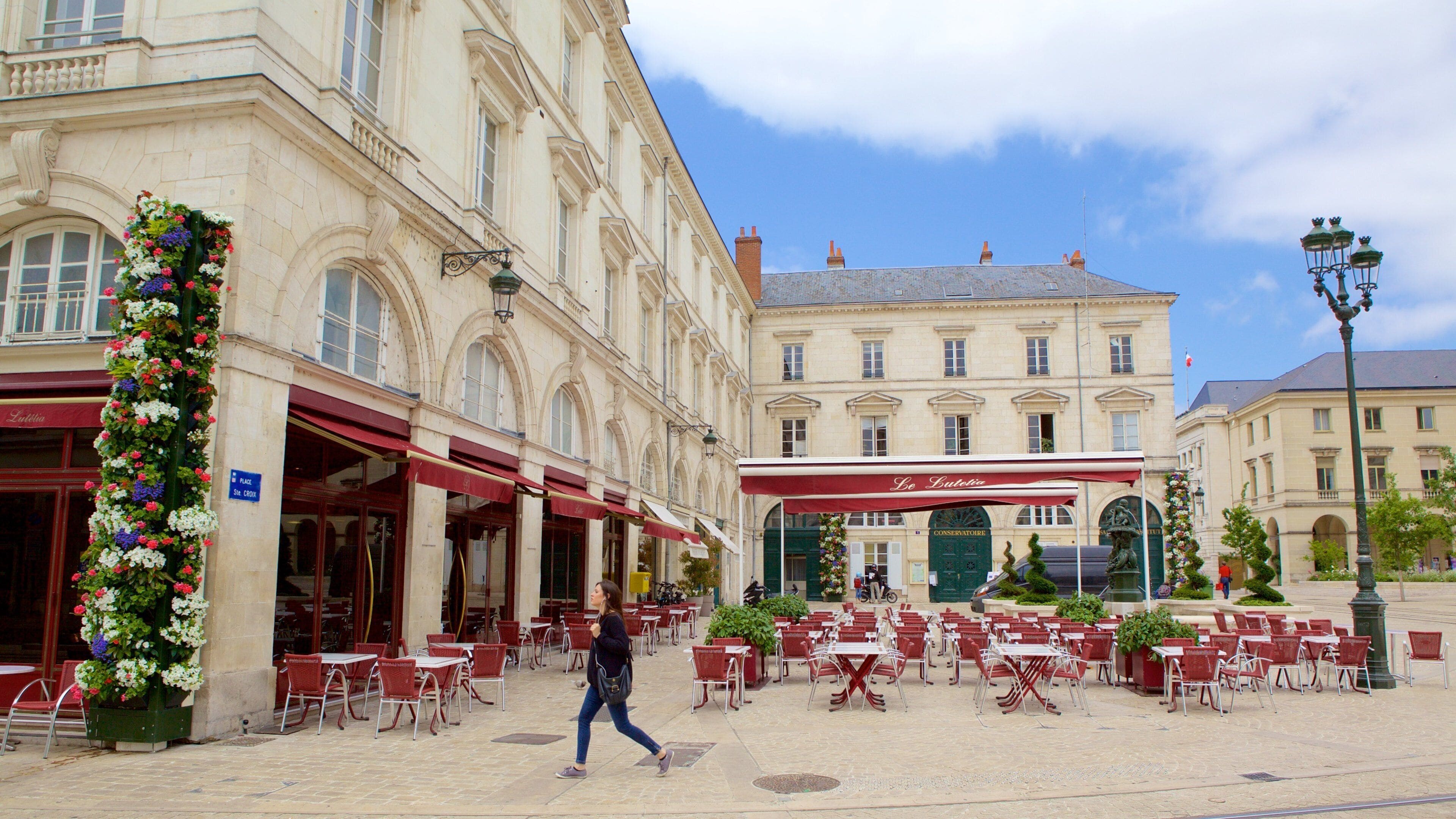 Orleans which includes outdoor eating and café scenes