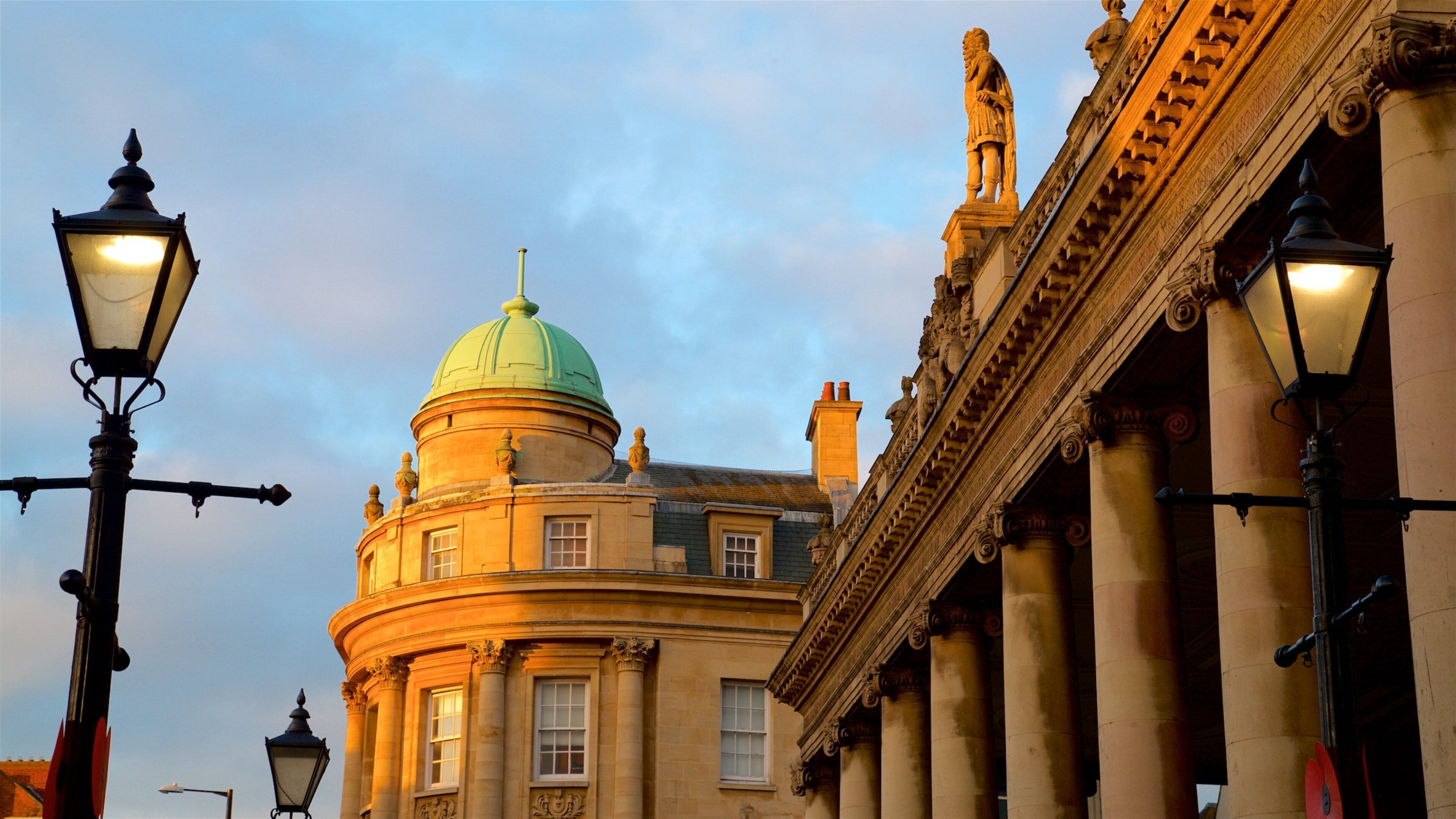 Northampton fasiliteter samt solnedgang og historisk arkitektur