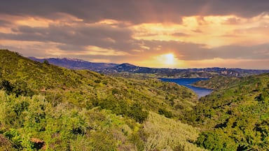 Paisagem montanhosa com um vale e um lago.