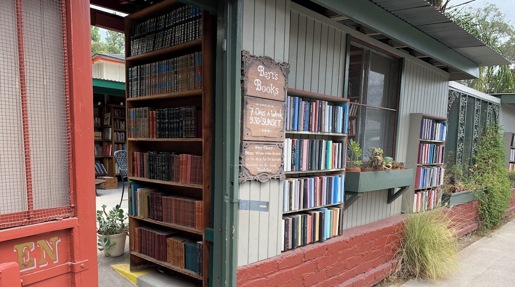 Love reading? Love the out doors? How about both at the same time? Stop by this cute out door bookstore, choose a book and enjoy the warmth of the sun.