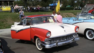 Old Orchard Beach mostrando escenas urbanas y una ciudad y también un pequeño grupo de personas