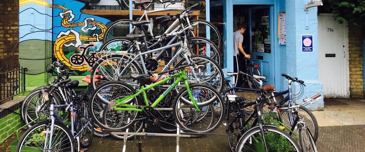 Really friendly shop to rent a road bike and get some advice on routes. David helped me get set up. Call ahead to make sure they have a bike that works for you. From here I did about 50 mile RT to Henley. I posted some related photos from different points along the ride. Have fun!