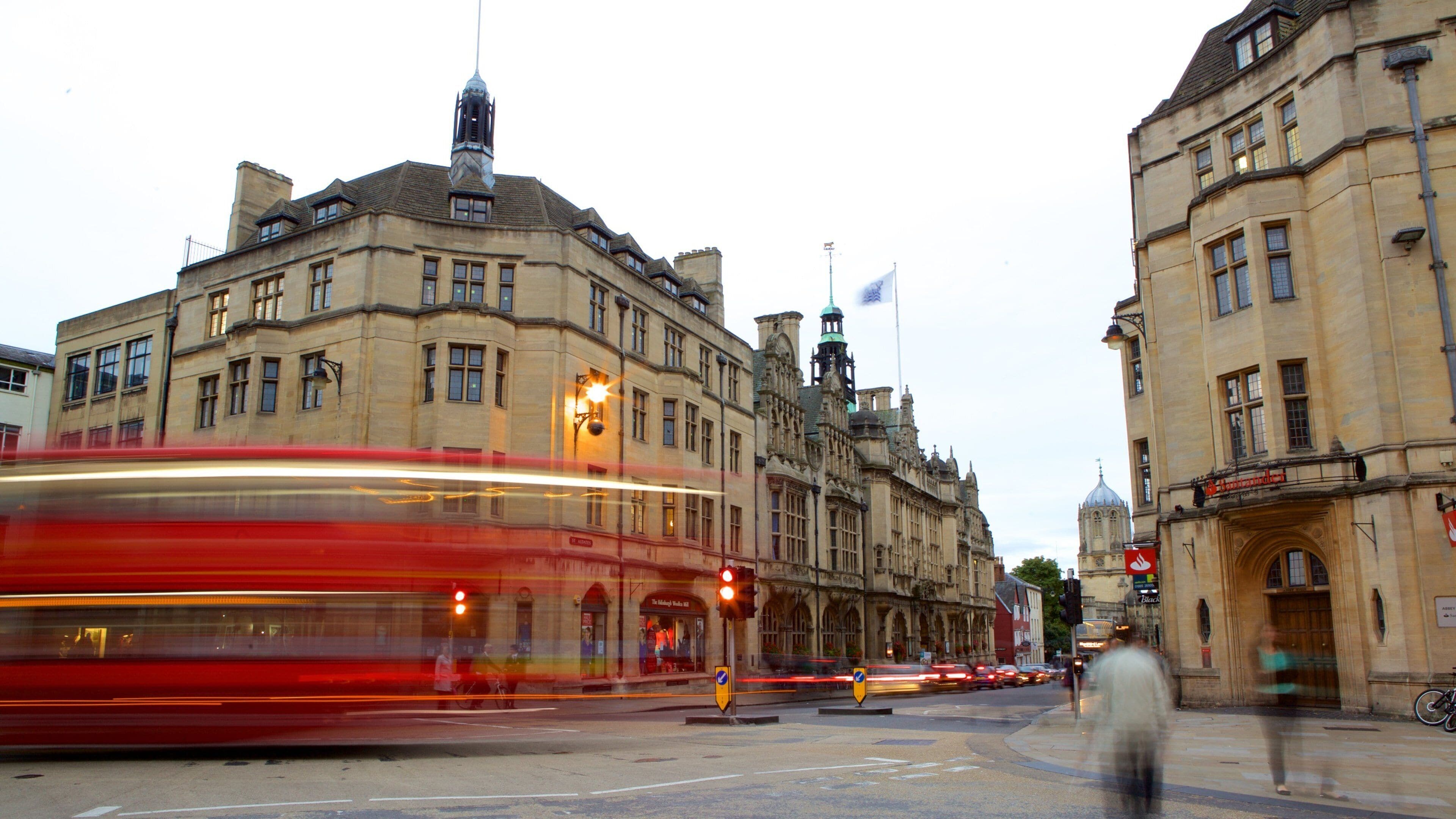 Oxford featuring street scenes