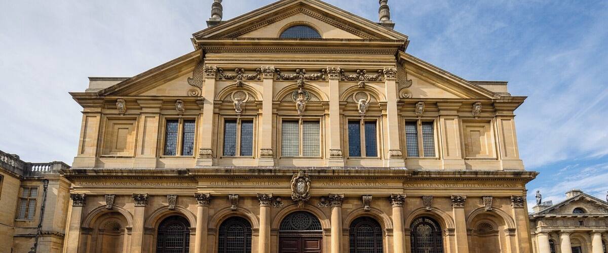 The Sheldonian Theater in Oxford is used by the University for music concerts, lectures, and ceremonies. It was built from 1664 to 1669 from a design by Christopher Wren, one of the most highly acclaimed English architects in history.
Self-guided tours of the theater (£3.50) offer entry to the main hall with its magnificent ceiling fresco, the heavy timber attic, and the 8-sided cupola with 360º views of Oxford.