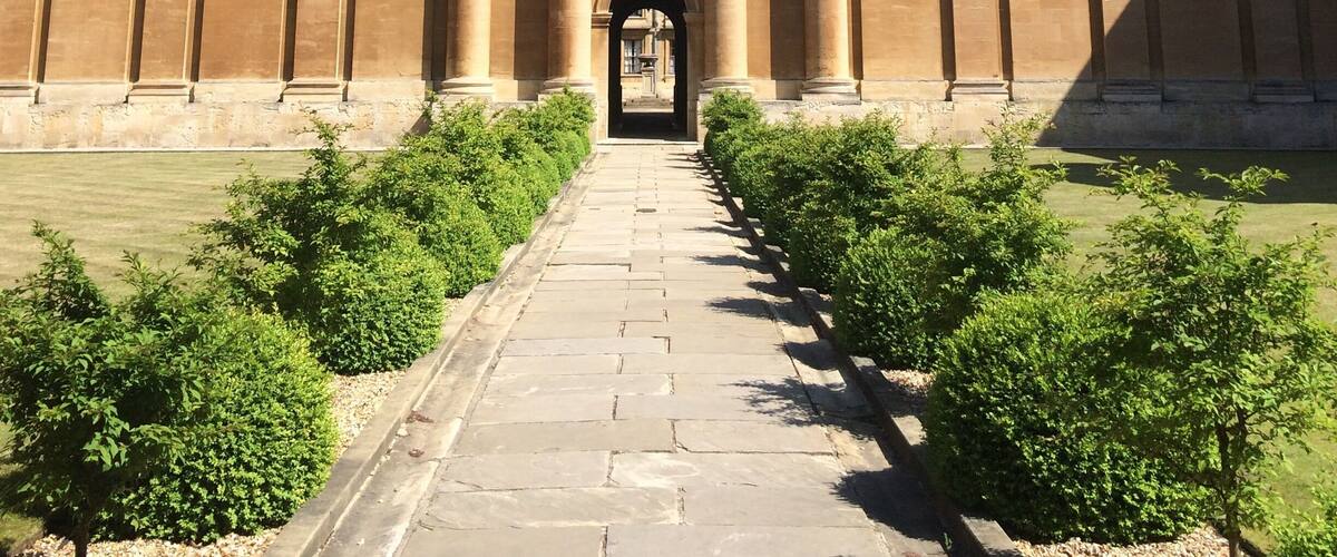 Travelling around Oxford for the day and went into Queens college and it was stunning!!