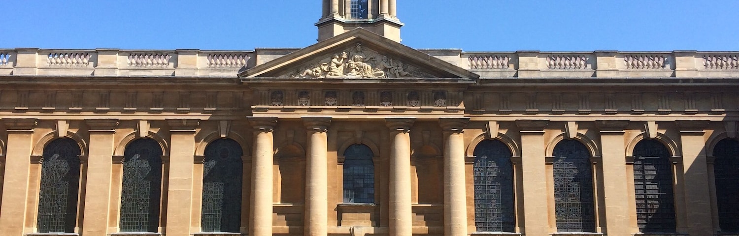 Travelling around Oxford for the day and went into Queens college and it was stunning!!