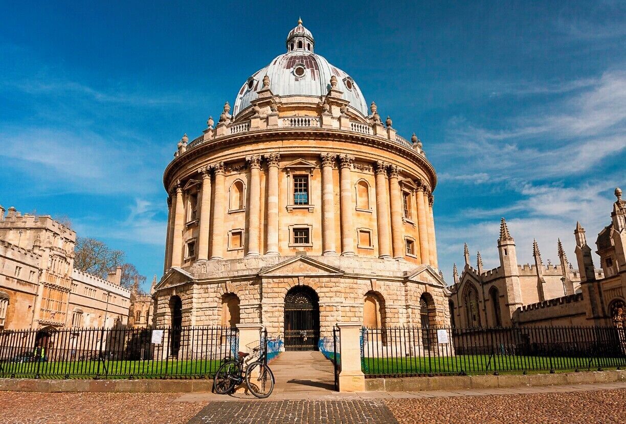 Radcliffe Camera (Camera means "room" in Latin) originally housed the Radcliffe Science Library of Oxford University. Today it serves as a reading room for the Bodleian Library. The building is the earliest example of a circular library in England and it is one of the most iconic buildings in Oxford.
#Architecture #StunningStructures #Trovember
