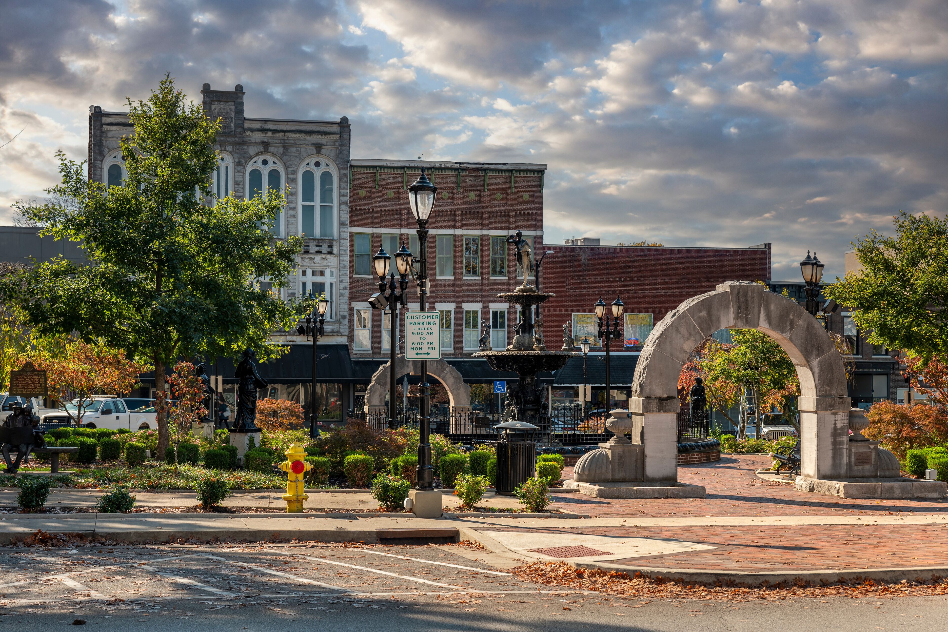 Bowling Green Kentucky town center shopping area