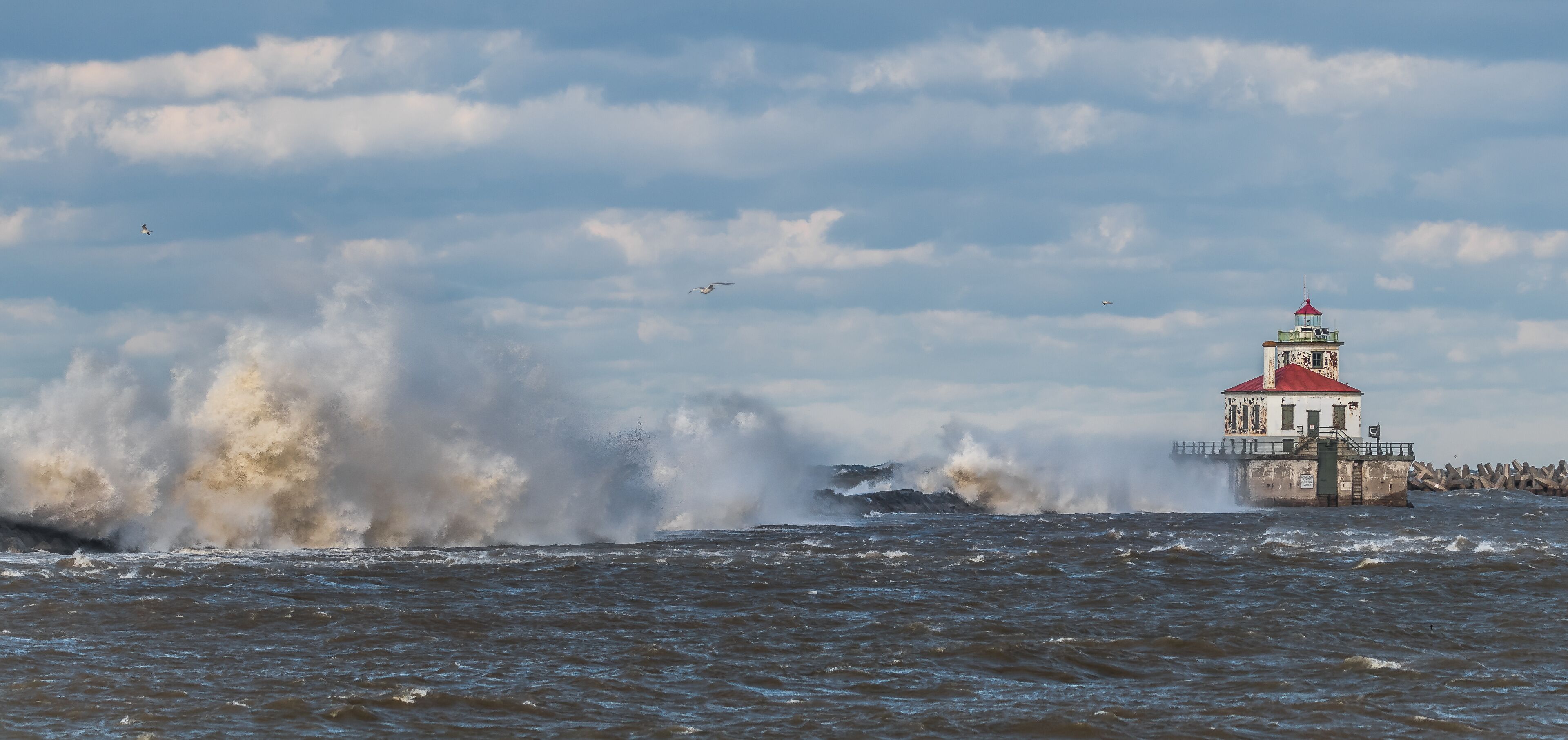Powerful winds at lighthouse