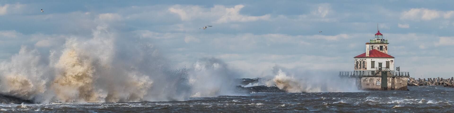 Powerful winds at lighthouse