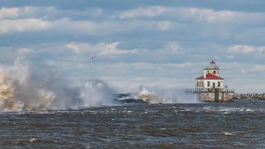 Powerful winds at lighthouse