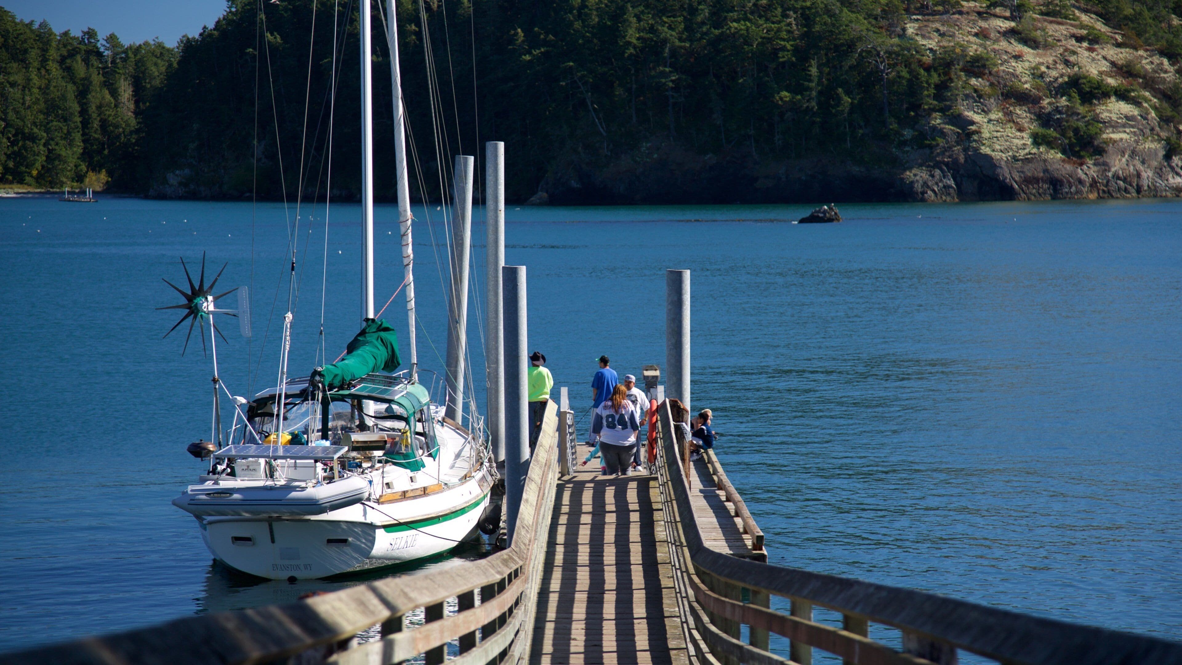 Coupeville som inkluderer seiling, stenete kystlinje og bukt eller havn