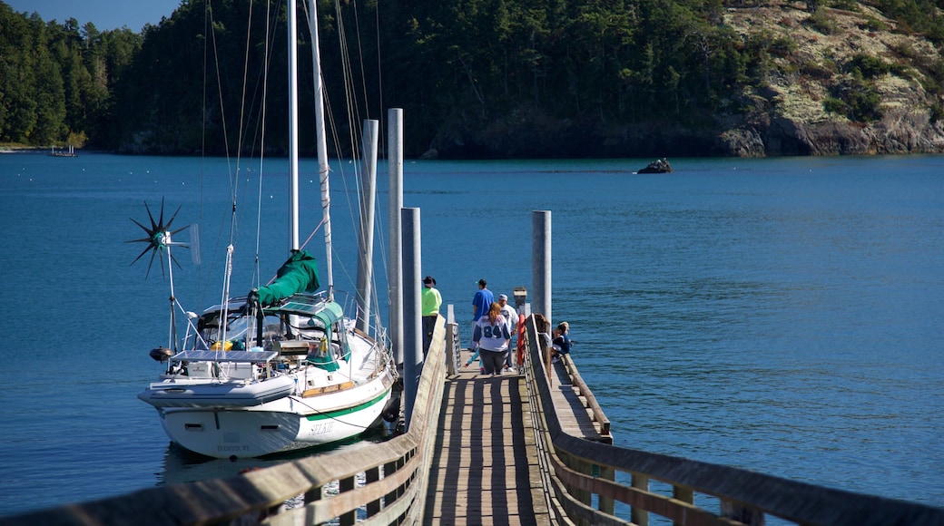 Coupeville som inkluderer seiling, stenete kystlinje og bukt eller havn