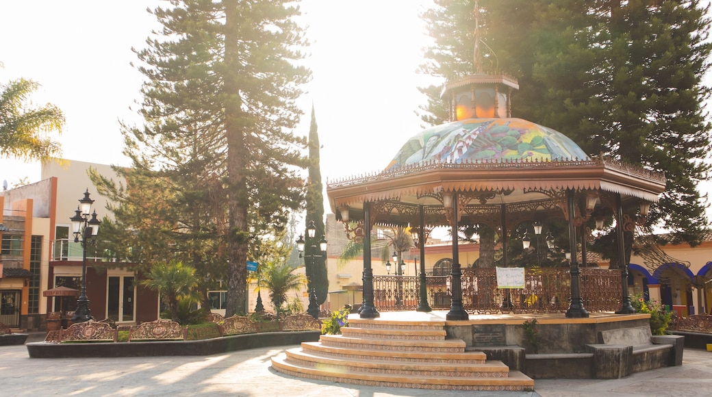 amanecer en el quiosco del jardin principal y plaza civica de cuautla jalisco mexico