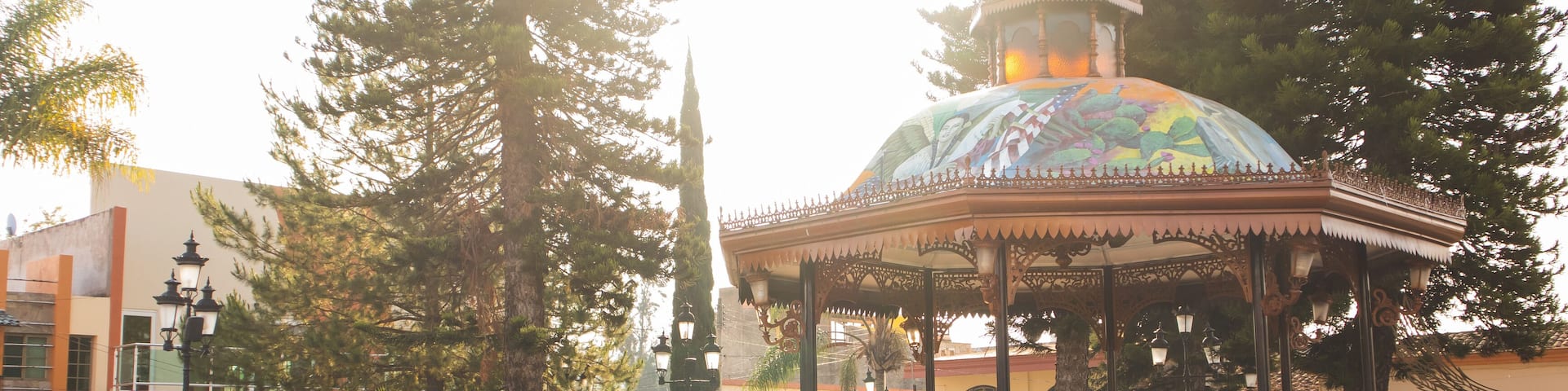 amanecer en el quiosco del jardin principal y plaza civica de cuautla jalisco mexico