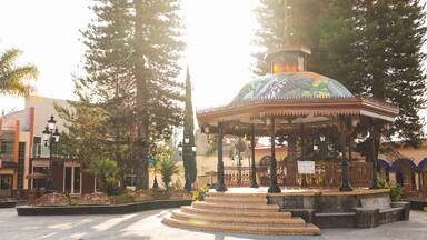 amanecer en el quiosco del jardin principal y plaza civica de cuautla jalisco mexico